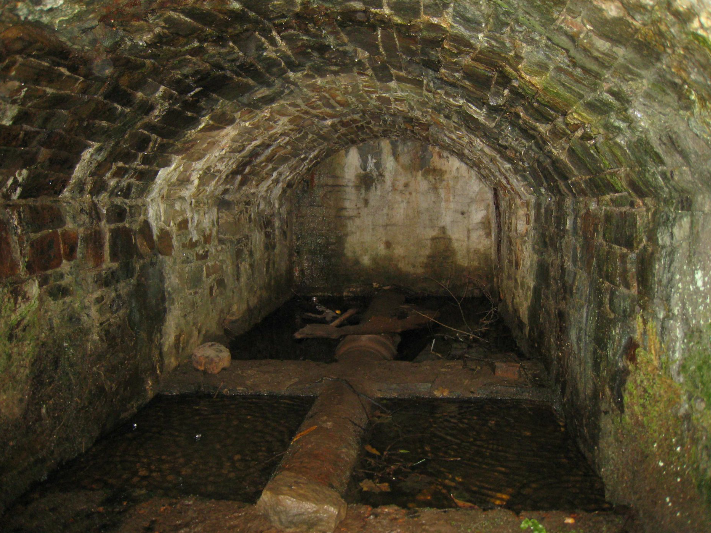 Decorative stonework on the interior of the arches